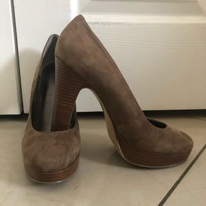 Nice comfortable Nine West pumps.